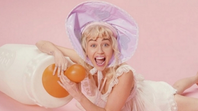 Miley Cyrus már megint önmagát parodizálja