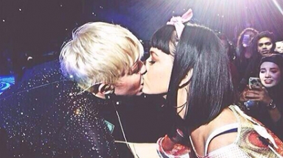 Miley Cyrus megcsókolta Katy Perryt - videó