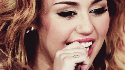 Miley Cyrus megmutatta eljegyzési gyűrűjét