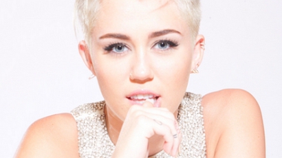 Miley Cyrus melltartó nélkül pózol