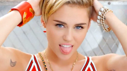 Miley Cyrus cicit villant a W magazinban