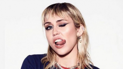 Miley Cyrus pasiját sminkelte a karanténban