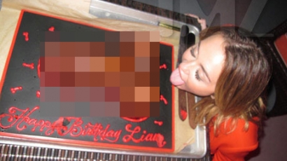 Miley Cyrus pénisztortát nyalogatott barátja születésnapján