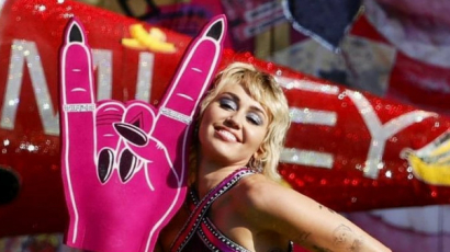 Miley Cyrus Super Bowl-előkoncertjén Billy Idollal és Joan Jett-tel lépett fel
