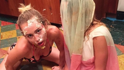 Miley Cyrus szétkente magán a barátnője szülinapi tortáját