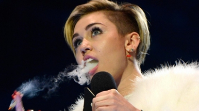 Milliók előtt, élő adásban füvezett Miley Cyrus