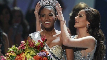 Miss Angola nyerte el a Miss Universe címet