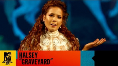 MTV EMA 2019: Halsey különleges díszletben adta elő Graveyard című számát