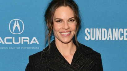 Nagyon cuki fotót posztolt Hilary Swank: így utazik a babáival