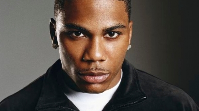 Nelly továbbhasít