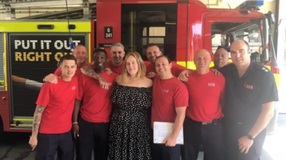 Nem lehet nem szeretni! Adele meglátogatta a tűzoltókat, akik a Grenfell Towert oltották