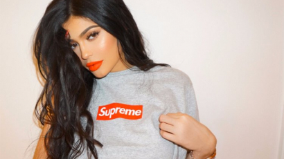 Nem minden Kardashian szíve van kőből! 2000 dolláros ajándékkal lepte meg rajongóját Kylie