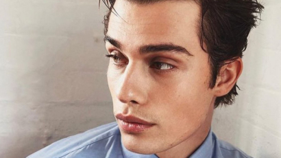 Nicholas Galitzine extrém váltása: világosszőke hajjal hódít a The Idea of You sztárja