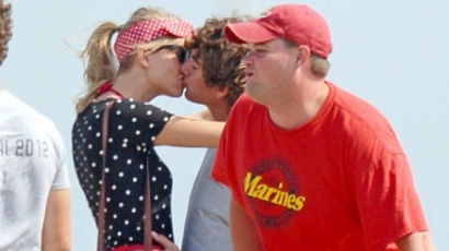 Nyilvánosság előtt csókolózott Taylor Swift és Conor Kennedy