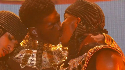 Olcsó trükk: férfi táncosával smárolt a színpadon Lil Nas X – videó!