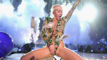 Óriáskolbászt lovagolt meg Miley Cyrus