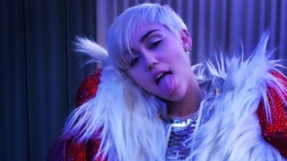 Óriáspéniszt nyalogatott Miley Cyrus — fotó