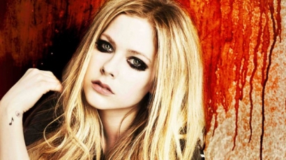 Összebútorozott exbarátjával Avril Lavigne