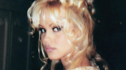 Pamela Anderson elárulta, egy tangának köszönhető ikonikus frizurája 