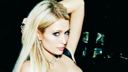 Paris Hilton ismét ledobta ruháit