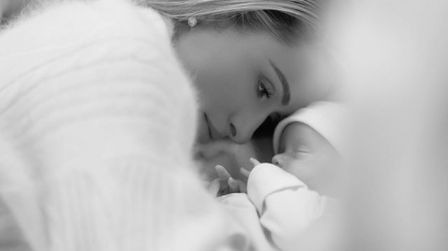 Paris Hilton új fotókat posztolt kisbabájáról!