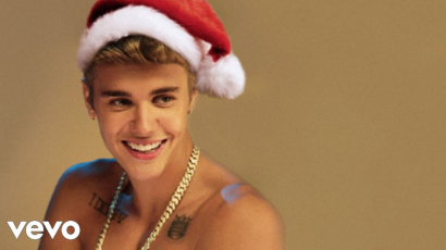 Póló nélkül dekorálja a karácsonyfáját Justin Bieber – videó!