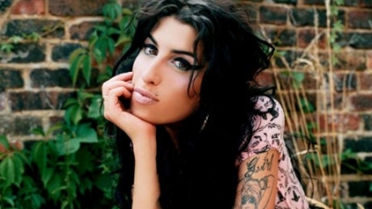Mitch Winehouse rajongóknak adta lánya ruháit