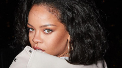 Rihanna ezúttal merész fűzős felsőben mutatta meg terhespocakját