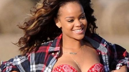 Rihanna megmutatta kebleit