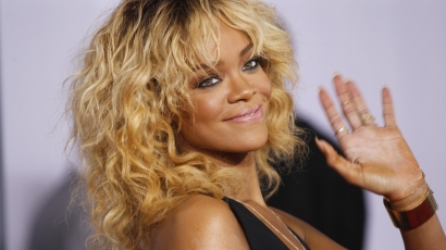 Rihanna közszemlére tette melleit