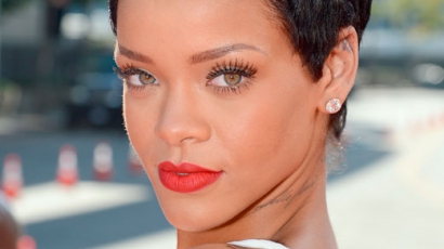 Rihanna melleit mutogatja a neten