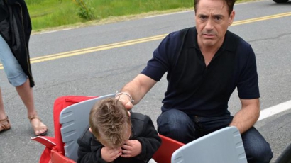 Robert Downey Jr síró kisfiút vigasztalt