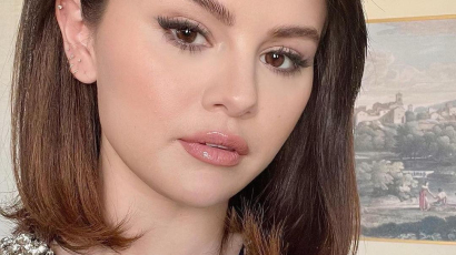 Rózsaszín őrület: Selena Gomez vidám outfitben érkezett a Rare Beauty eseményére