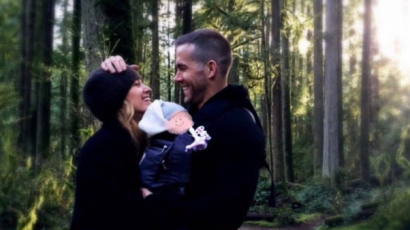 Ryan Reynolds posztolt egy közös fotót kisbabájával, kiderült a bébi neme is