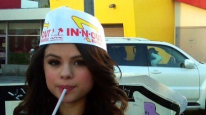 Selena imádja a hamburgert