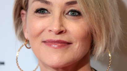 Sharon Stone újraalkotta a híres jelenetét az Elemi ösztönből