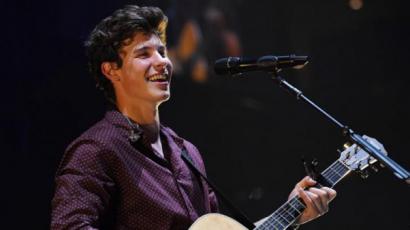 Shawn Mendes megérkezett Magyarországra: ellepték a rajongók a Deákot