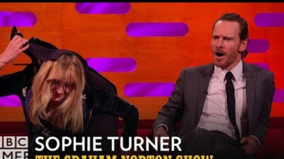 Sophie Turner bebizonyította, hogy a füle mögé tudja hajtani a lábát