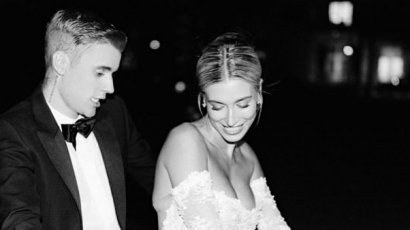 Sosem látott esküvői fotókkal ünnepelte a házassági évfordulóját Hailey Bieber