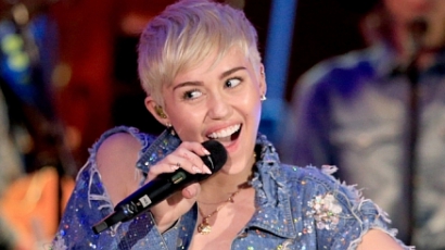 Szájtetkóval sokkol Miley Cyrus