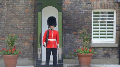 Táncoslábú gárdista szórakoztatja a turistákat Londonban