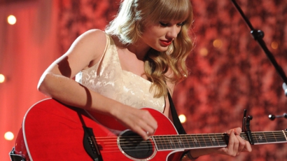 Taylor Swift duettet énekelt Carly Simonnal