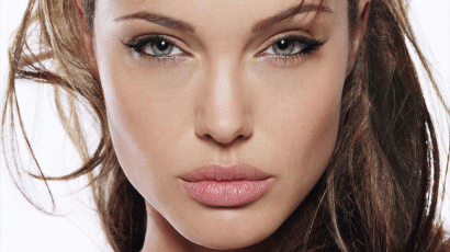 Teljesen szétretusálták Angelina Jolie arcát