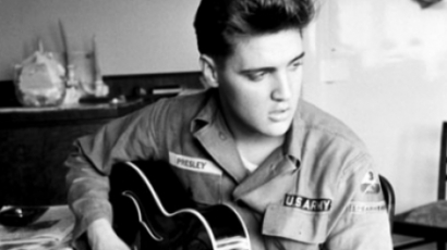 Több mint 75 sztár próbálhatta fel Elvis ikonikus napszemüvegét