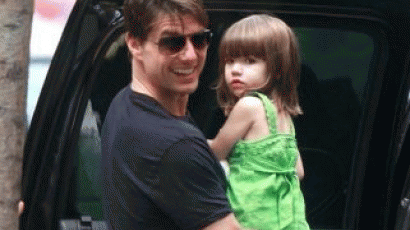 Tom Cruiset a kislánya öltözteti