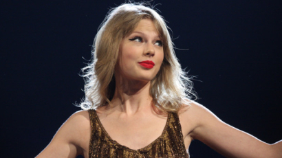 Travis Kelce reagált Taylor Swift dalszöveg változtatására, amiben a szerelmükre utalt