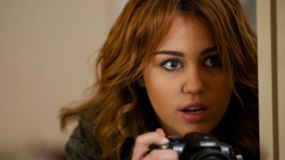 Új posztert kapott Miley Cyrus magánnyomozós filmje