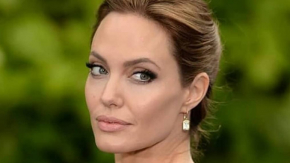 Új tetoválással ékesítette testét Angelina Jolie