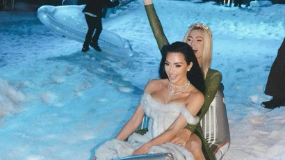 Újabb képek Kardashianék extravagáns karácsonyi partijáról!