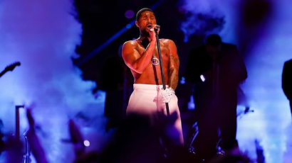 Usher még a felsőjét is levette az idei Super Bowl félidei show-jában